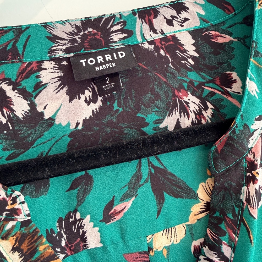 Torrid Harper 3/4 Sleeve Pullover Blouse Floral Green - Picture 3 of 4